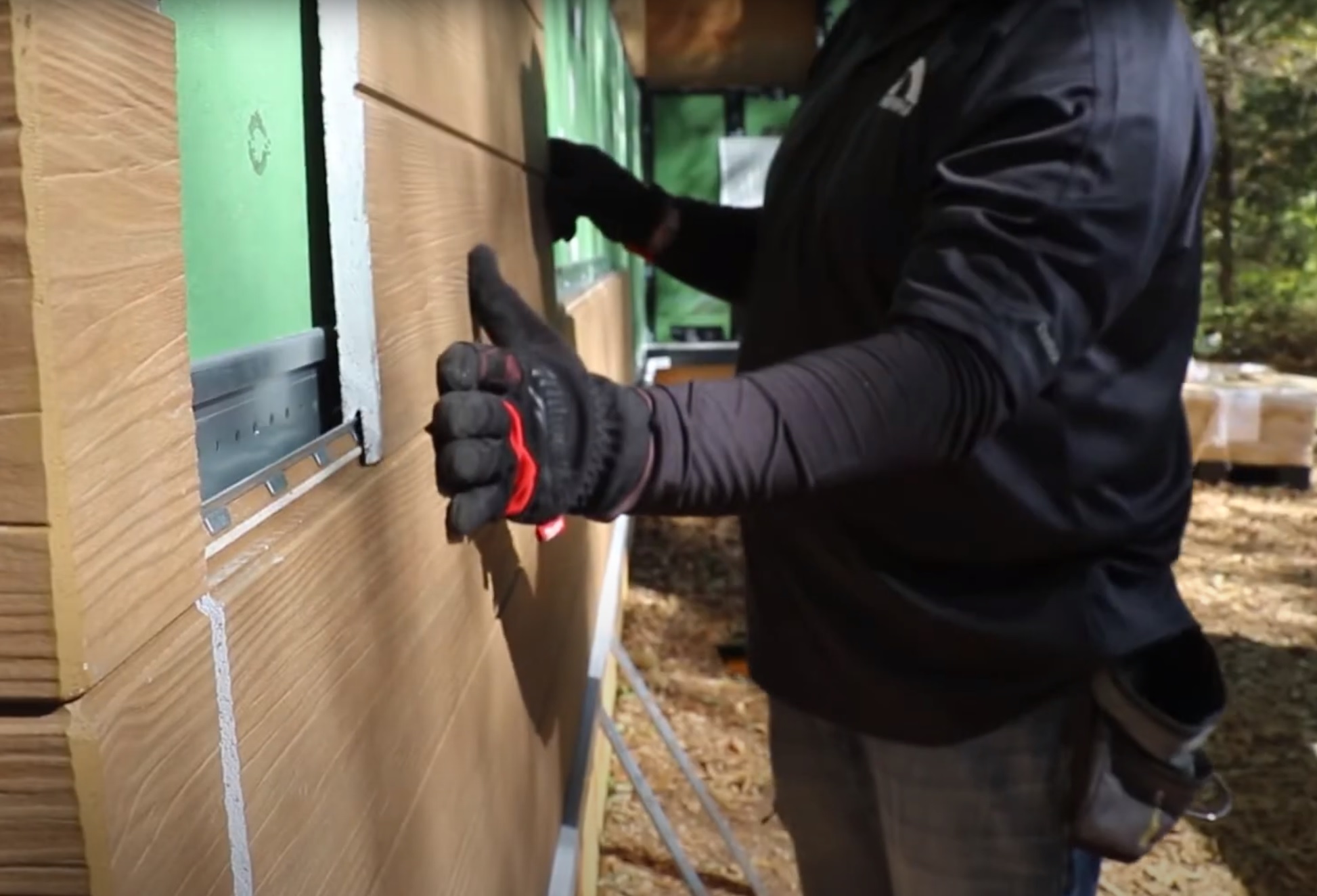 Монтаж направляющих планок на подсистему и возведение фиброцементного фасада